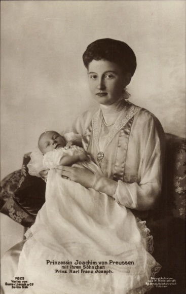 Postcard Princess Marie Auguste of Anhalt, wife Joachim of Prussia, Prince Karl Franz Joseph