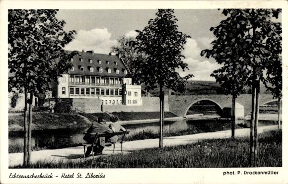 Postcard Echternachbrück, Hotel St. Liborius, promenade on the shore, couple on a bench