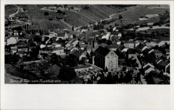 Postcard Konz on the Moselle, aerial photograph of the town of Konz, church and houses, rural surroundings, 1940