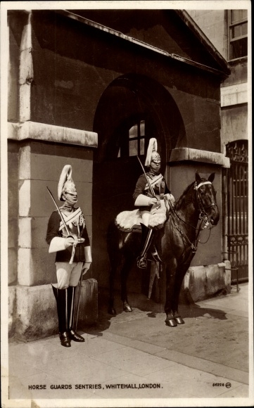 Postcard Whitehall London City, Horse Guards Sentries