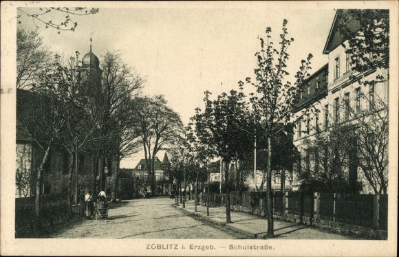 Ak Zöblitz Marienberg im Erzgebirge Sachsen, Blick in die Schulstraße, Kirchturm