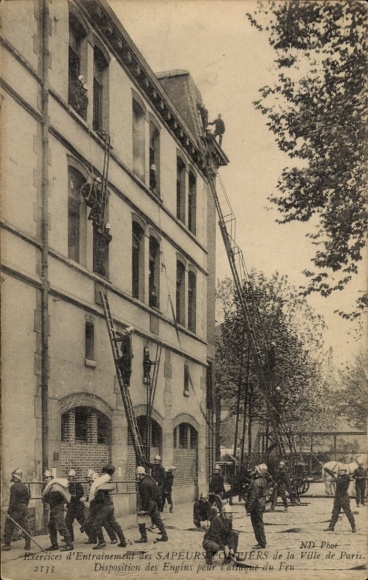 CPA Sapeurs-Pompiers de Paris, Disposition des Engins pour laque du Feu