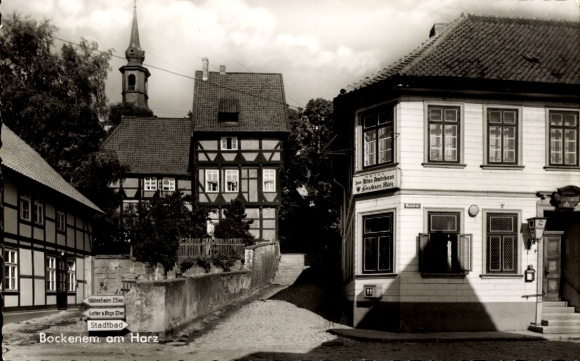 Ak Bockenem am Harz, Fachwerkhaus, Hotel zum Alten Amtshaus, Wegweiser