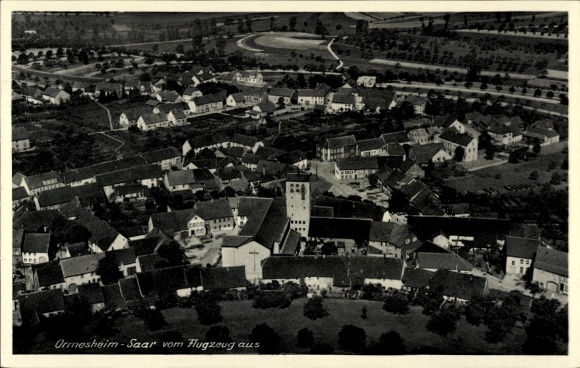 Ak Ormesheim Mandelbachtal im Saarland, Luftaufnahme von  Saar, Häuser und Kirche sichtbar