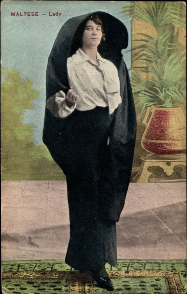 Postcard Malta, Maltese lady, woman in folk costume