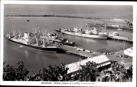 Photo Napier New Zealand, Breakwater Harbour, harbor, ships
