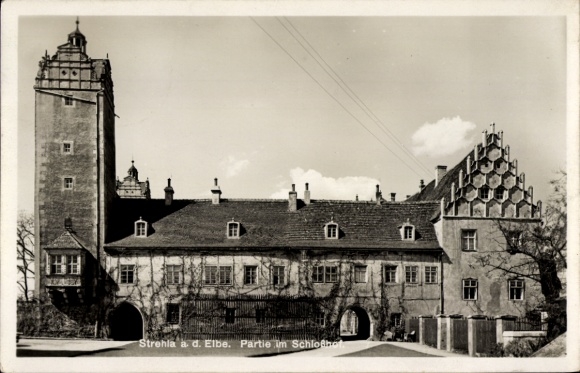 Postcard Strehla in Saxony, part of the castle courtyard, tower