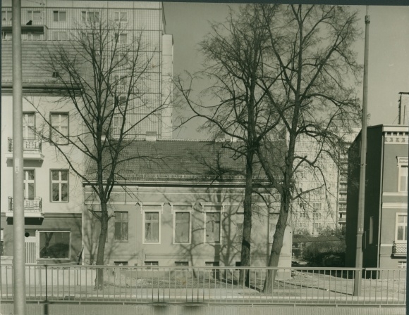 Photo Berlin Lichtenberg Alt Friedrichsfelde, Street of Liberation North 97, old building, new building