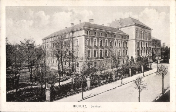Ak Rochlitz an der Mulde Sachsen,  Seminar, großes Gebäude, Bäume, Straße