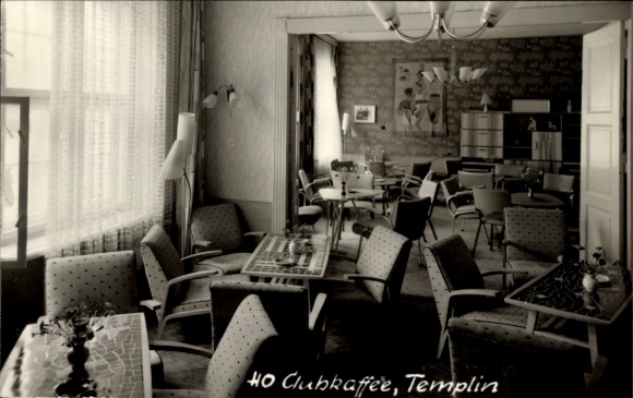 Ak Templin in der Uckermark, Clubkaffee, gemütliche Einrichtung, mehrere Tische und Stühle, Fenst
