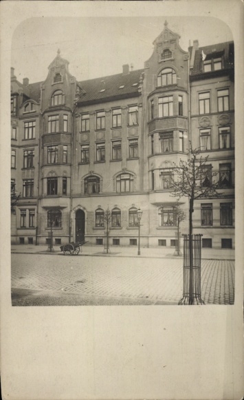 Foto Ak Weinböhla in Sachsen, Historisches Gebäude, Straßenszene, städtische Architektur