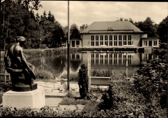Postcard Bad Brambach in Vogtland, statue, building on the water, surrounded by trees and nature