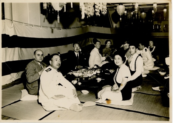 Foto Ein japanisches Dinner auf dem Taiyo Maru, Reise Amerika-Japan, Kapitän im Vordergrund