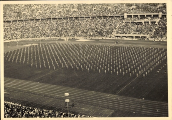 Foto Ak Olympische Spiele Berlin 1936, Massenaufstellung im Olympiastadion, Zuschauer, Tribünen