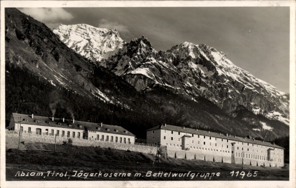 Postcard Absam in Tirol, Jägerkaserne with Bettelwurfgruppe