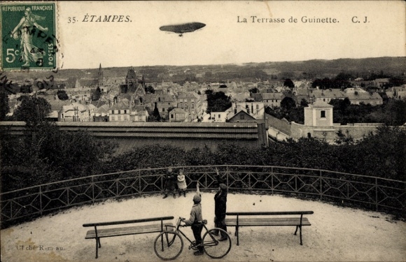 Ak Étampes Essonne, Luftschiff, Aussicht auf die Stadt, Terrasse von Guinette, Fahrräder, Persone