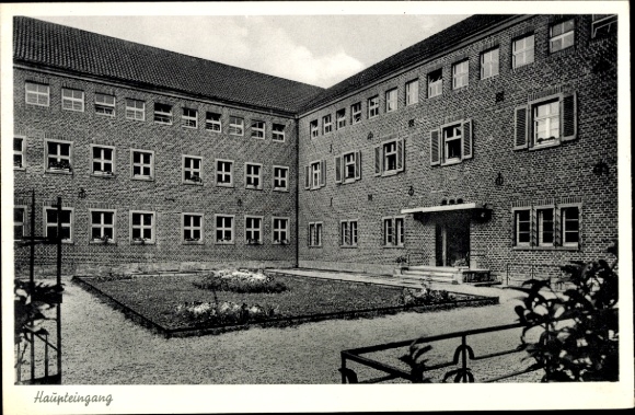 Ak Freising in Oberbayern, Haupteingang, Ziegelbau, Innenhof, Blumenbeet