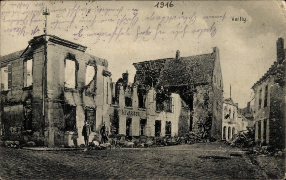 Postcard Vailly sur Aisne, destroyed houses, soldiers in the rubble