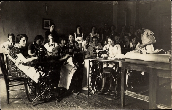 Photo Postcard Women with sewing machines, seamstresses, group shot