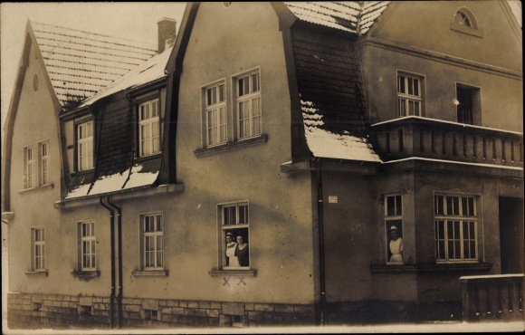Foto Ak Neunkirchen im Saarland, Partie an einem Haus, Frauen am Fenster