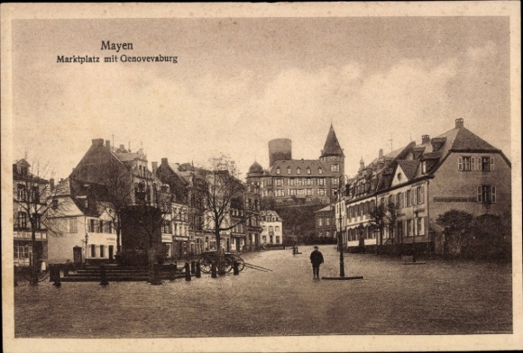 KP Mayen w Eifel, rynek, Genovevaburg, budynek, osoba na ulicy