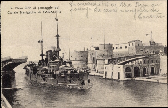 Ak Tarent Taranto Puglia, Brücke, Italienisches Kriegsschiff