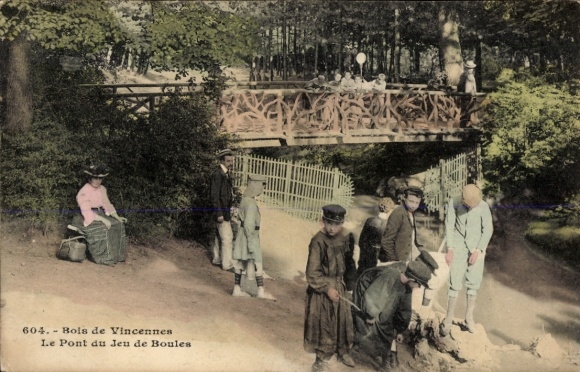 Ak Paris XII Bois de Vincennes, brug, mensen die jeu de boules spelen, boslandschap