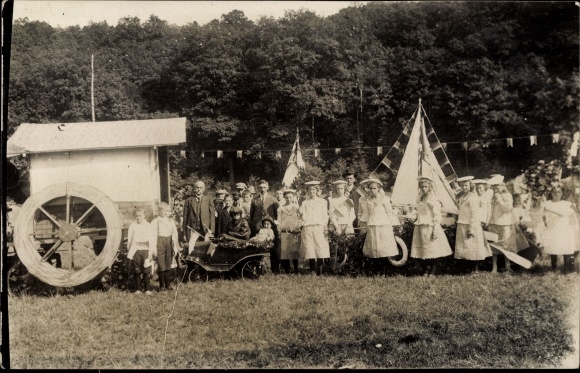 Photo Postcard Goselitz Zschaitz Ottewig in Saxony, school festival 1924, group of children
