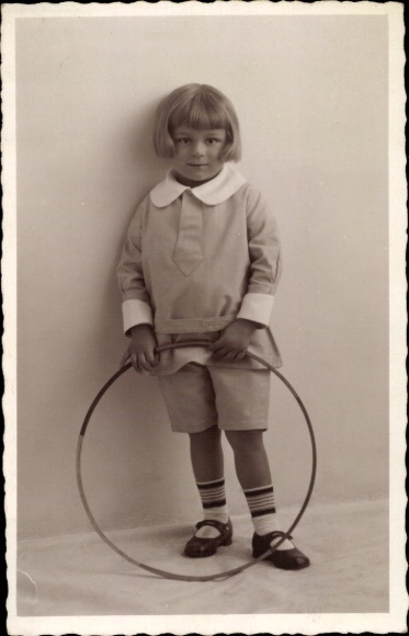 Foto Ak Kind mit Hula-Hoop, Porträt