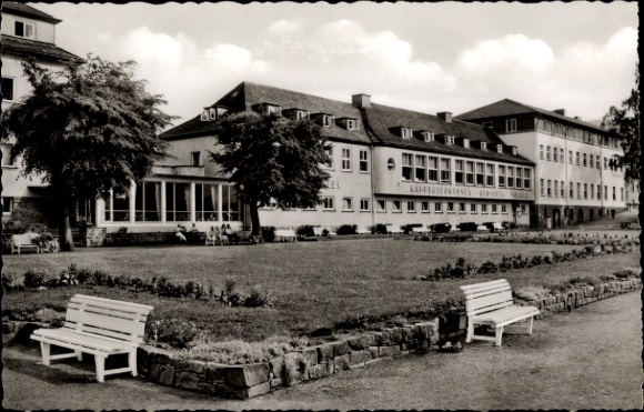 Postcard Bad Karlshafen on the Weser, hotel, sanatorium, large meadow, benches, trees, in