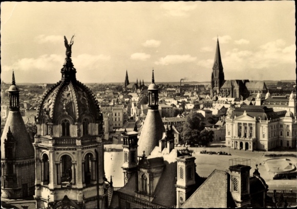 Ak Schwerin in Mecklenburg, Aussicht über  Schloss, Kirchen,  Architektur