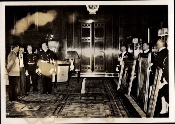 Photo Hoffmann, 3 paintings by the Spanish painter Zuloaga as a gift from Franco to Hitler, July 1939