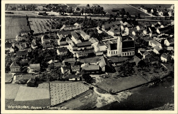 Ak Marklkofen Niederbayern, Luftaufnahme von Marklhofen, Kirche im Zentrum, ländliche Umgebung