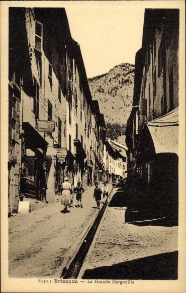 Postcard Briançon Briancon Hautes-Alpes, street with rows of houses, mountains in the background, people, Schwa