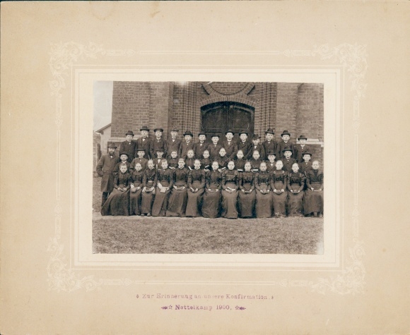 Foto Nettelkamp Wrestedt in Niedersachsen, Konfirmation, Gruppenaufnahme der Konfirmanden