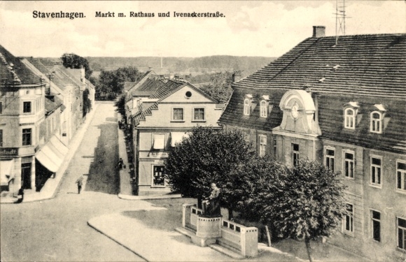 Postcard Reuterstadt Stavenhagen in Mecklenburg, market, town hall, Ivenackerstraße