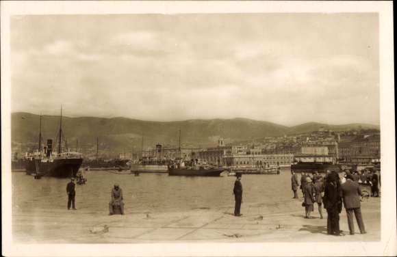 Ak Triest Trieste Friuli Venezia Giulia, Dampfer im Hafen, Carlsbader Urania Reisen