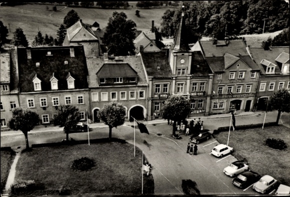 Ak Frauenstein im Erzgebirge, Historische Häuserzeile, Stadtplatz, Bäume, Autos, Schwarz-Weiß-Fot