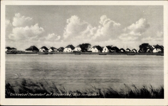Ak Neuendorf auf der Insel Hiddensee, Ostseebad Neuendorf, Blick vom Bodden, Häuser unter Wolken
