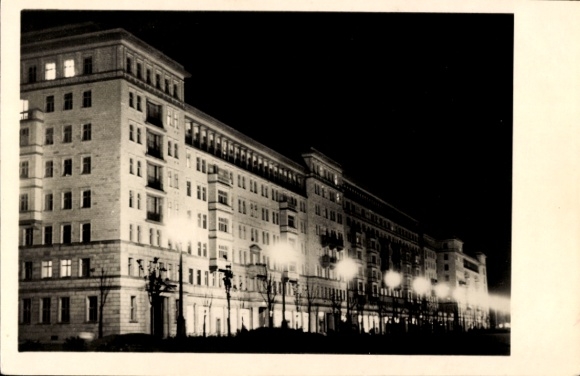 Postcard Berlin Friedrichshain, Stalinallee, night shot