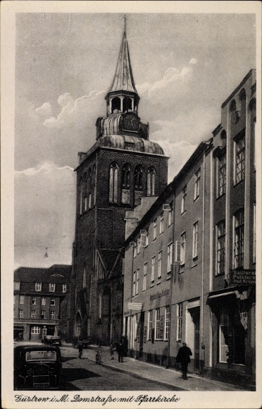 Postcard Güstrow in Mecklenburg, Domstrasse with parish church