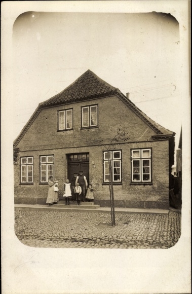 Photo Postcard Baltic resort Heiligenhafen in Holstein, family in front of a residential building