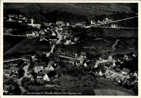 Ak Heuchlingen im Ostalbkreis, Luftaufnahme von Heuchlingen, zahlreiche Häuser, Landschaftsansich