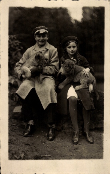 Foto Ak Junge, Mädchen, Zöpfe, Löwen Babys, Portrait