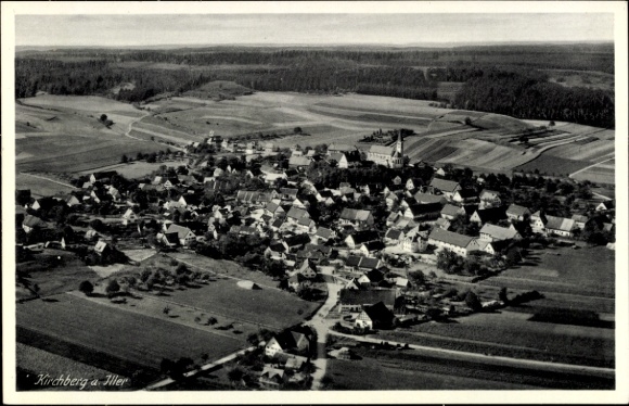 Ak Kirchberg an der Iller, Luftaufnahme von Kirchberg, Kirche sichtbar, ländliche Umgebung