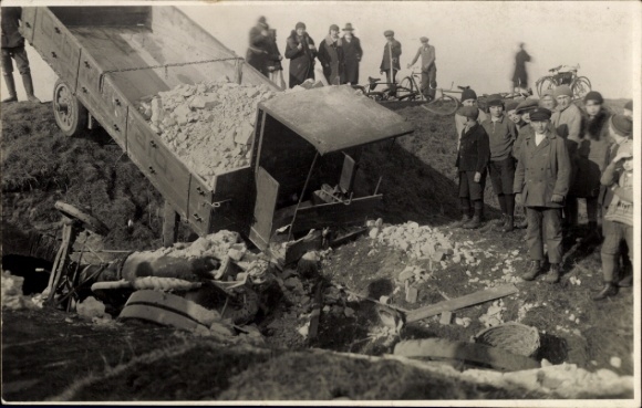 Foto Ak Lastwagen, Verkehrsunfall, verlorene Ladung