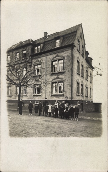 Photo Postcard Ebersbrunn Lichtentanne Sachsen, children in front of a residential building