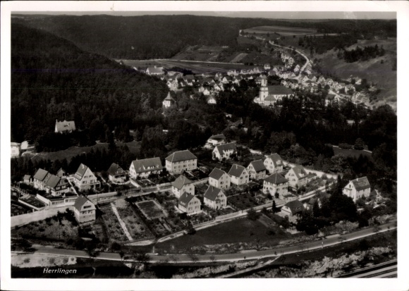 Ak Herrlingen Blaustein in Württemberg, Landschaft von  bebaute Gebiete, Kirche, Wald