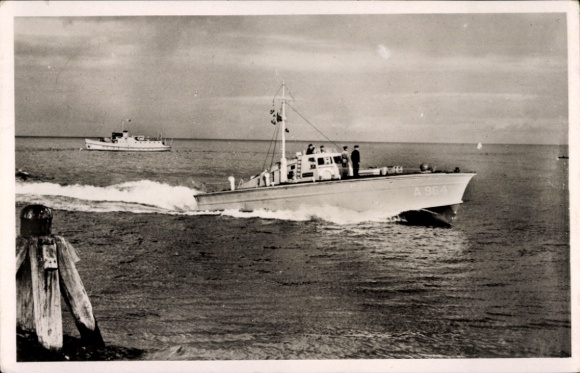 Postcard Den Helder, motorboat