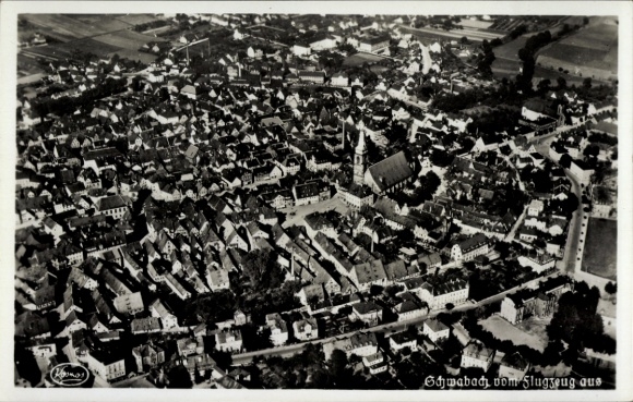 Ak Schwabach in Mittelfranken Bayern, Luftaufnahme von  viele Häuser, Kirche im Vordergrund